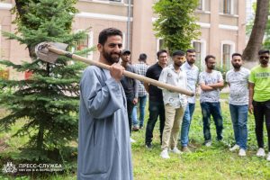 International graduates plant tree on Vernadsky CFU’s Medical Academy campus