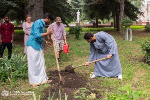 International graduates plant tree on Vernadsky CFU’s Medical Academy campus