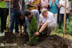 International graduates plant tree on Vernadsky CFU’s Medical Academy campus
